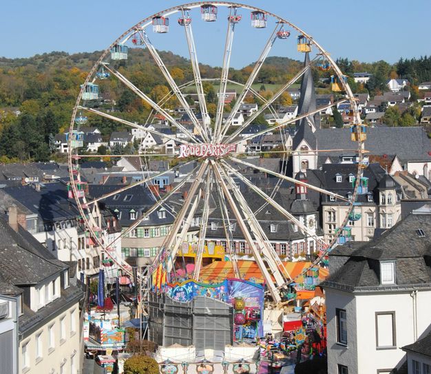 Auf dem ‚Roue Parisienne‘ soll auch in 2021 die ‚Weinprobe mit Flying Dinner auf dem Riesenrad‘ angeboten werden – wenn es die Corona-Regelungen zulassen und der Lukasmarkt in Mayen stattfinden kann. Foto: Stadt Mayen