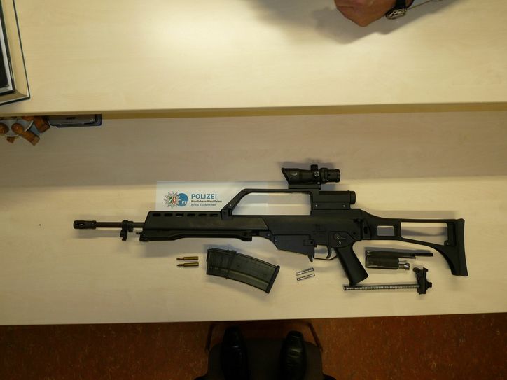 Dieses Sturmgewehr fanden Polizeibeamte bei der Durchsuchung einer Wohnung im Gemeindegebiet von Blankenheim. Polizeifoto