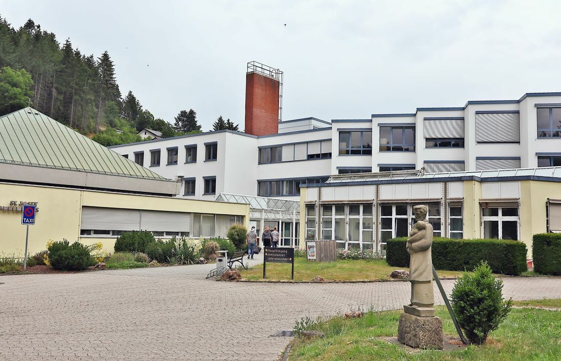 Bernd Schiffarth (l.) und Guido Nisius warnen davor, dass es mit dem St. Josef-Krankenhaus in Adenau auf das Ende zugehen könnte. Archivfoto: Dreschers
