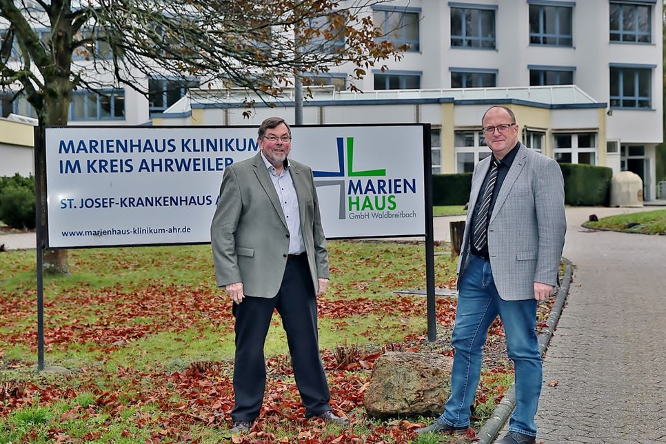 Bernd Schiffarth (l.) und Guido Nisius warnen davor, dass es mit dem St. Josef-Krankenhaus in Adenau auf das Ende zugehen könnte. Foto: Dreschers