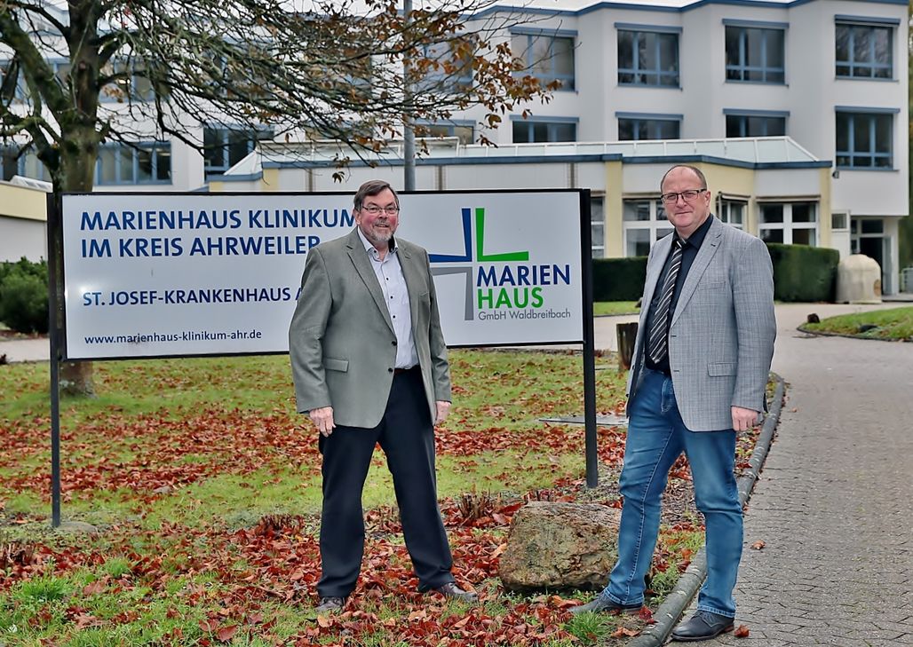Bernd Schiffarth (l.) und Guido Nisius warnen davor, dass es mit dem St. Josef-Krankenhaus in Adenau auf das Ende zugehen könnte. Foto: Dreschers