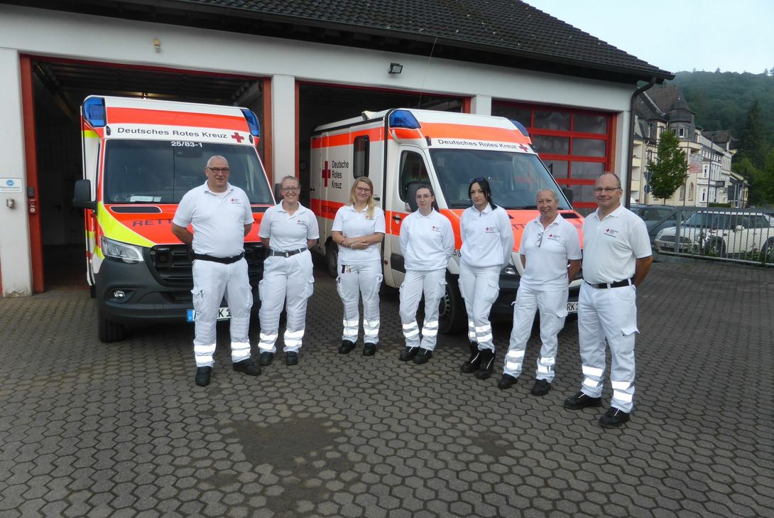 Foto 1: Beatrix Herrmann (2.v.re.) und Jörg Fröhlich (re.) vom DRK-Kreisverband Rhein-Hunsrück mit ihren Kollegen Ralf Vianden, Anna Rosenbaum, Lucie Männicke, Michelle Klapperich und Lena Stenger (v.li.) vom DRK Ahrweiler vor der Rettungswache in Adenau.