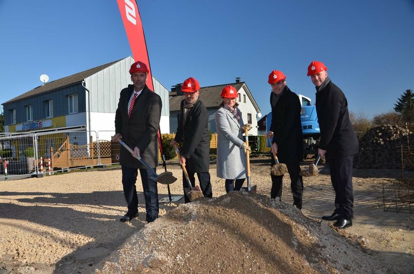 Gebietsdirektor Andreas Kreitz, Geschäftsstellenleiter Manfred Dunkel, Bauunternehmerin Michaela Henn, Sparkassen-Vorstand Norbert Laufs und Bürgermeister Jorma Klauss (v.l.) setzten den ersten Spatenstich. Foto: T. Förster