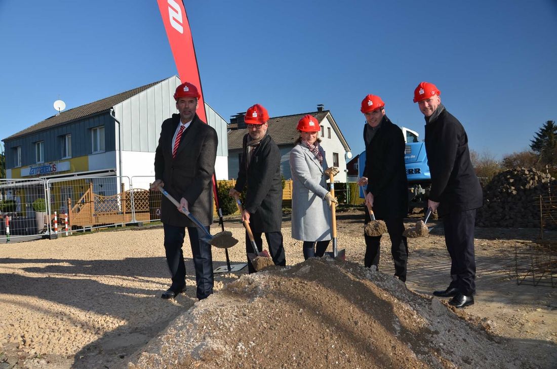Gebietsdirektor Andreas Kreitz, Geschäftsstellenleiter Manfred Dunkel, Bauunternehmerin Michaela Henn, Sparkassen-Vorstand Norbert Laufs und Bürgermeister Jorma Klauss (v.l.) setzten den ersten Spatenstich. Foto: T. Förster