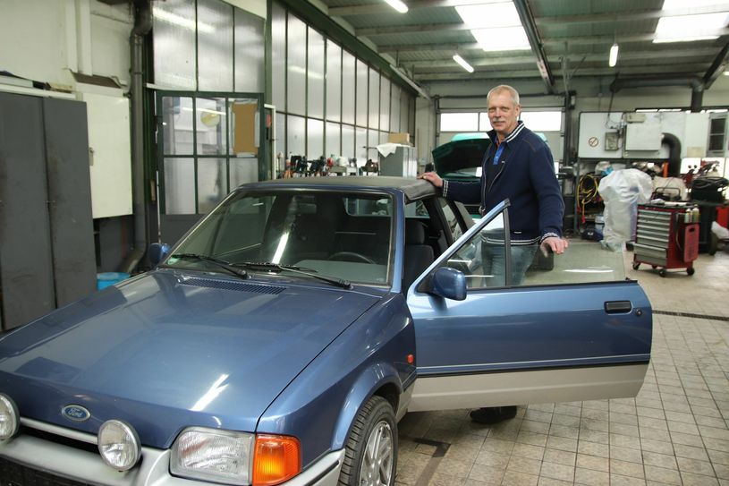 Heinrich Johnen mit seinem Ford aus dem Jahre 1989. Foto: Nolden