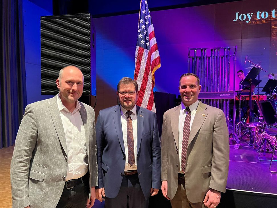 Auch zu Gast, v.l.: Landrat Andreas Kruppert, der Bitburger Bürgermeister Joachim Kandels und Oberst Leslie F. Hauck III, Kommandeur des 52. Jagdgeschwaders der Air Base Spangdahlem.