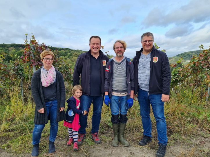 Winzer Sven Coels (2.v.r.) nahm die 8000 Euro-Spende des Musikvereins »Eintracht« Konzen entgegen - der Erlös aus einem gelungenen Weinfest.