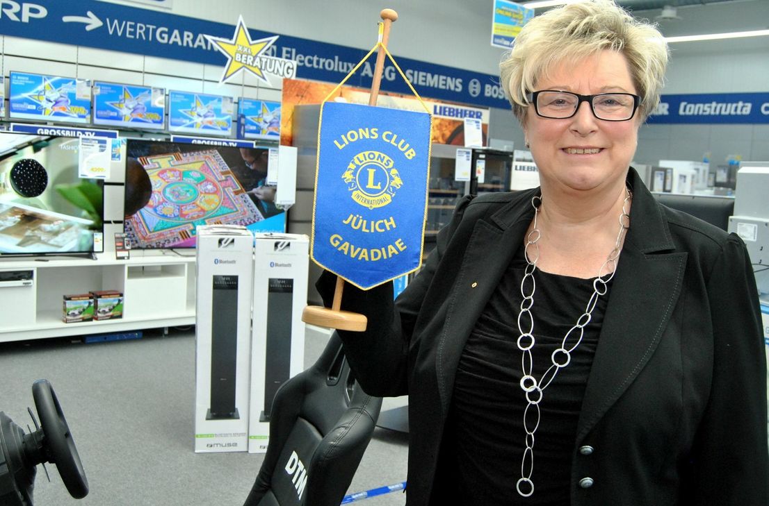 Marianne Urfey, Inhaberin des Kommerner Elektronikfachmarktes Euronics XXL, freute sich über die 2.000-Euro-Spende des Jülicher Damen-Lionsclubs und legte noch einmal 2.000 Euro obendrauf. Foto: Renate Hotse/pp/Agentur ProfiPress