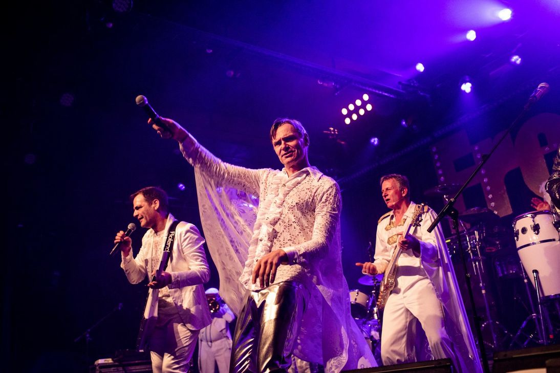 Erste Sitzung: "Tricki Felix" (Felix Pidancet) mit Doris Koch (links) und Wolly Kebig (rechts). Foto: Mohsmann
