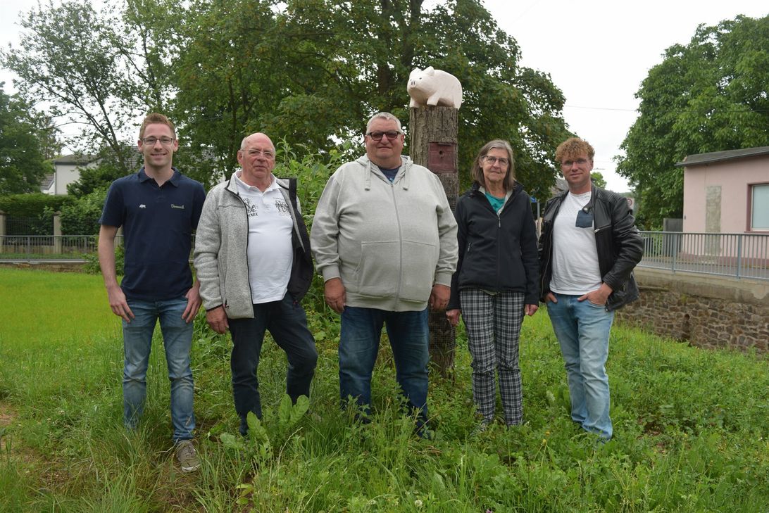 Freuen sich auf viele Besucher bei der Burgenfahrt (v.li.): Dominik Tilk (JGV), Ernst Braun (IG Rüstige Rentner), Dorffest-Organisator Werner Schlottau, Beate Klinke (Förderverein Schweinheim hat Zukunft) und Markus Freischem (AMSeV).