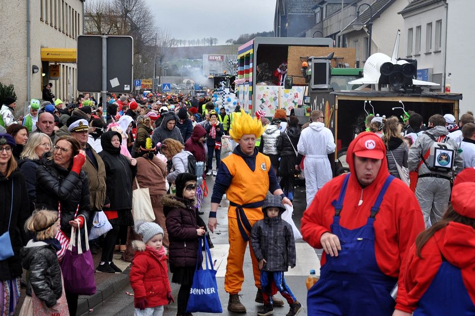 In der Bahnhofstraße knubbelten sich die Menschen beim Kaller Karnevalszug. Foto: Reiner Züll/pp/Agentur ProfiPress