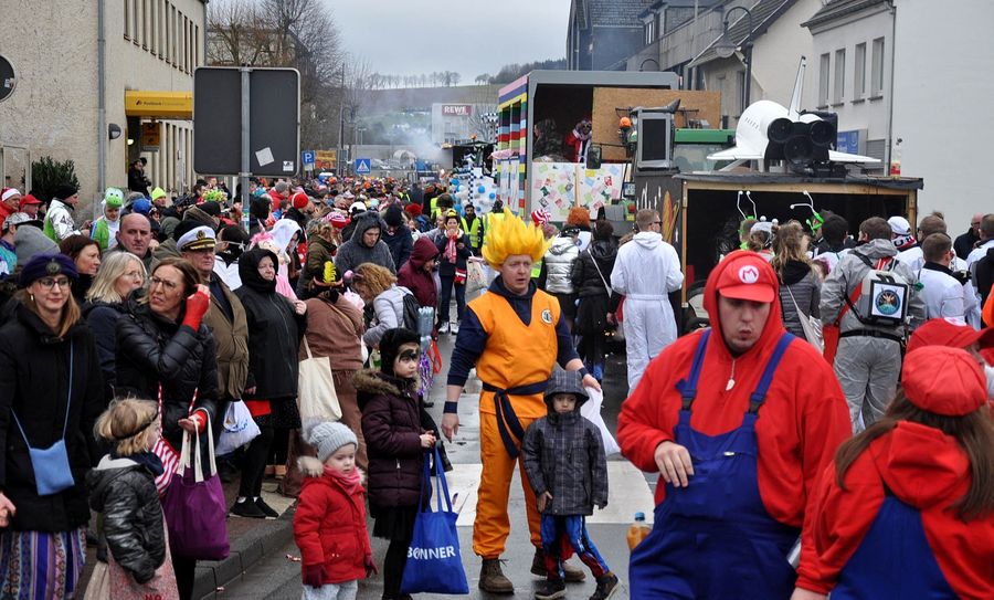 In der Bahnhofstraße knubbelten sich die Menschen beim Kaller Karnevalszug. Foto: Reiner Züll/pp/Agentur ProfiPress