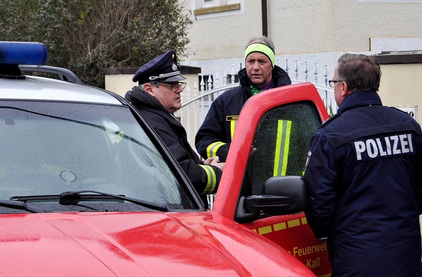 Sondierten kurz von dem Zugbeginn noch einmal die Wetterlage. Von links: Feuerwehr-Chef Harald Heinen, Bürgermeister Hermann-Josef Esser und der Polizeibeamte Jörg Schröder vom Bezirksdienst Kall. Foto: Reiner Züll/pp/Agentur ProfiPress