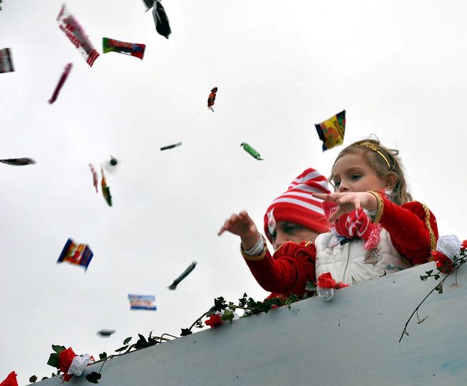 Kinderprinzessin Lenna I. warf Kamellen, was das Zeug hielt. Foto: Reiner Züll/pp/Agentur ProfiPress