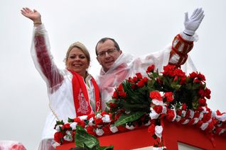 „Bei Sonne kann jeder“: Prinz Bernd und Prinzessin Yvonne trotzen Sturm und Regen und waren bester Laune. Foto: Reiner Züll/pp/Agentur ProfiPress