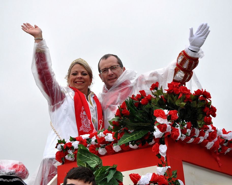 „Bei Sonne kann jeder“: Prinz Bernd und Prinzessin Yvonne trotzen Sturm und Regen und waren bester Laune. Foto: Reiner Züll/pp/Agentur ProfiPress