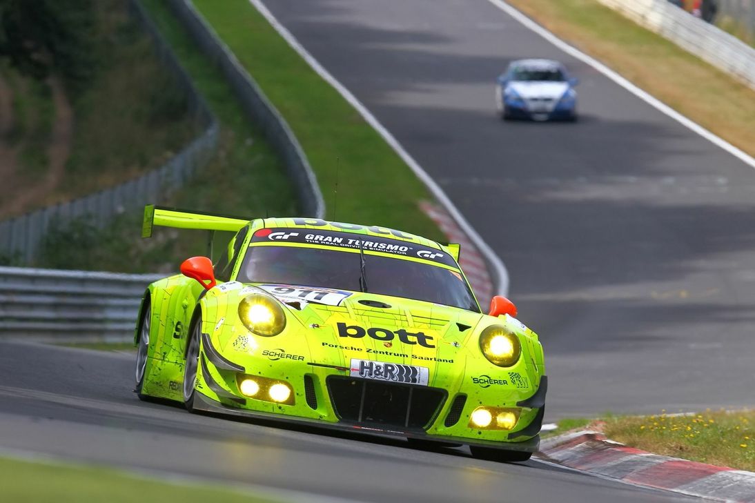 Der neongelbe Manthey-Porsche feierte beim Saisonhöhepunkt den ersten VLN-Sieg in diesem Jahr. Foto: Hardy Elis/www.racepix.eu