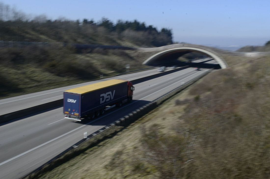 Wann der Verkehr auf der Autobahn 1 - wie hier in der Nähe der Nettersheimer Wildbrücke, kurz vor dem Autobahnende - durchgängig rollen kann, wird wohl weiter eine Frage von Jahren sein. Noch ist der Lückenschluss zwischen Blankenheim und Kelberg Zukunftsmusik. mn-Foto