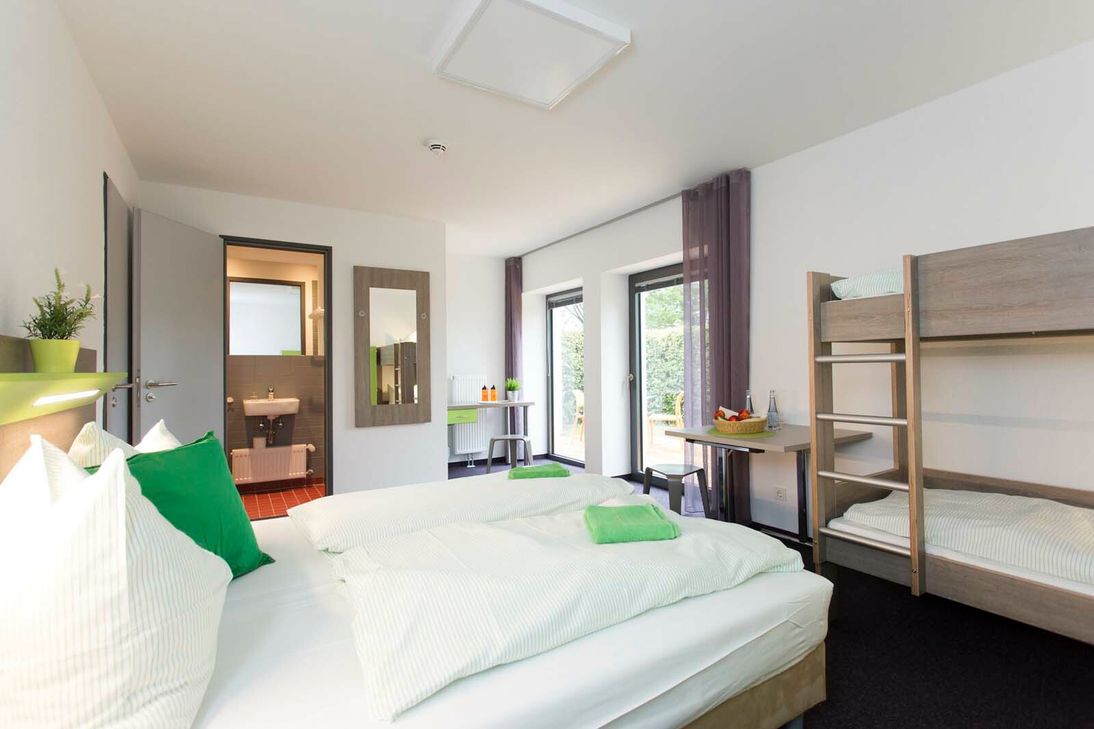 Jedes der 128 Zimmer ist hell und modern eingerichtet und verfügt über ein eigenes Badezimmer. Fotos: DJH