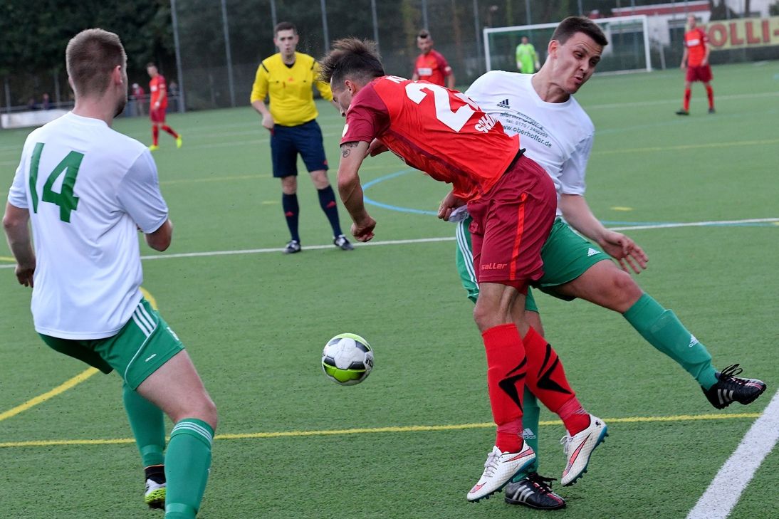 Die Szene, die zum Elfmeter führte: Christian Haberer holt Tony Schmidt von den Beinen.