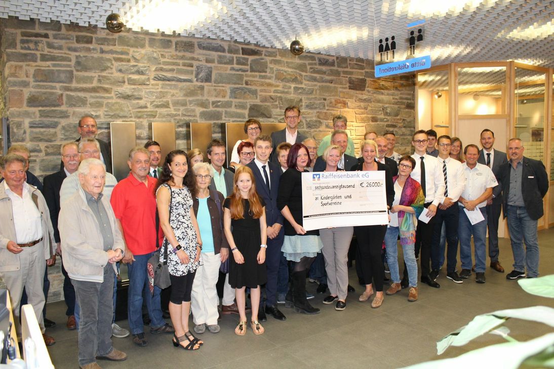 26.000 Euro spendete die Raiffeisenbank Simmerath an zwölf Kindergärten und Sportvereine in den Kommunen Hürtgenwald, Monschau und Simmerath. Foto: T. Förster