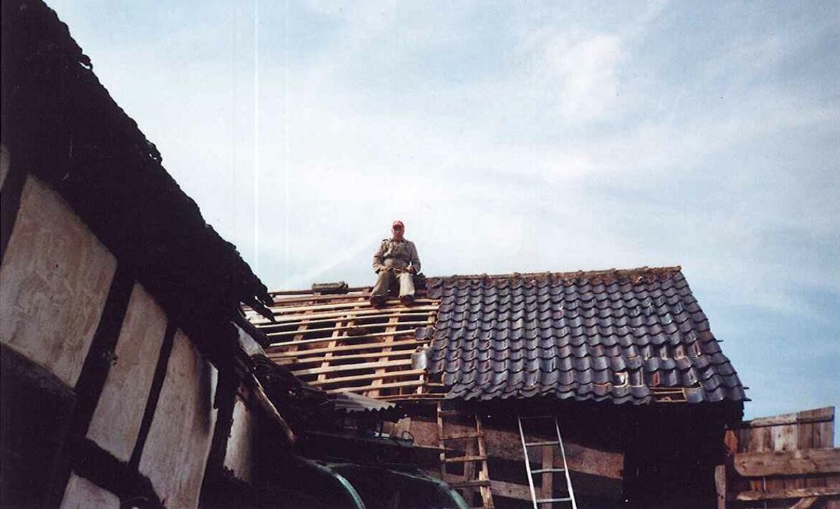 Ein 90-Jähriger auf dem Dach. Heinrich Blindert repariert das defekte Dach einer Scheune. Der rüstige Rentner ist noch sehr aktiv und liebt es, durch die Welt zu reisen. Der Aufstieg auf das Dach sollte jedoch keine Nachahmer finden. Fotos: Privat
