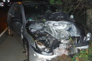 Das Auto überschlug sich bei dem Unfall. Der Beifahrer wurde schwer verletzt. Foto: Polizei