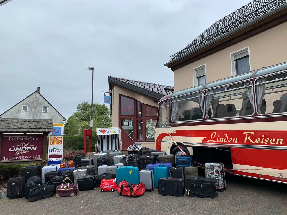 Linden-Reisen veranschaulichten die aktuelle Situation mit einer Protestaktion vor dem Reisebüro in Stadtkyll vergangene Woche. Foto: Linden-Reisen