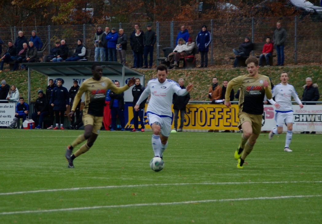 Eric Peters (am Ball) leitete mit seinem Treffer zum 1:2 die Wende im Spiel gegen Dillingen ein. Am Ende jubelte der TSV Emmelshausen über einen verdienten 3:2-Sieg. (Foto: Arno Boes)