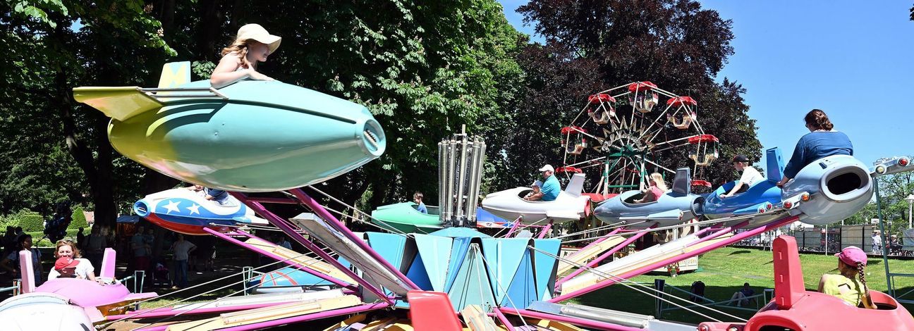 Die Besucher können in einem Pressluftflieger von 1967 ihre Runden drehen. Foto: Hans-Jürgen Vollrath