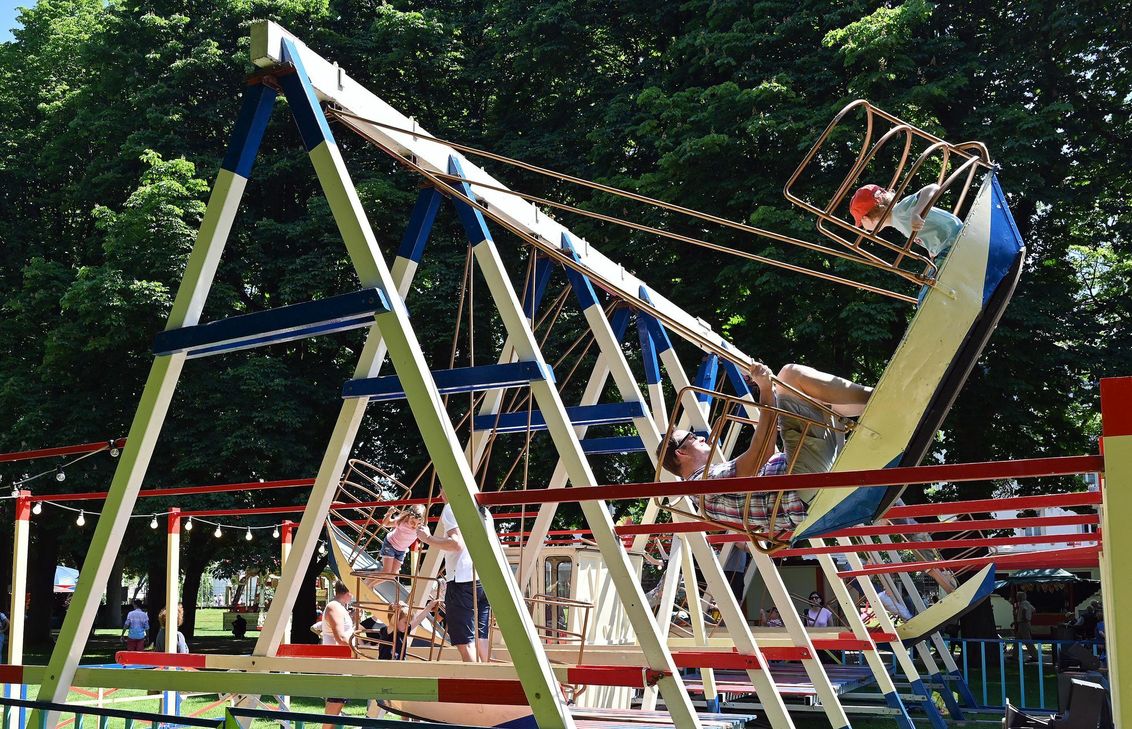 Auf der Holz-Schiffschaukel aus den 1920er Jahren ist körperlicher Einsatz gefragt. Foto: Hans-Jürgen Vollrath