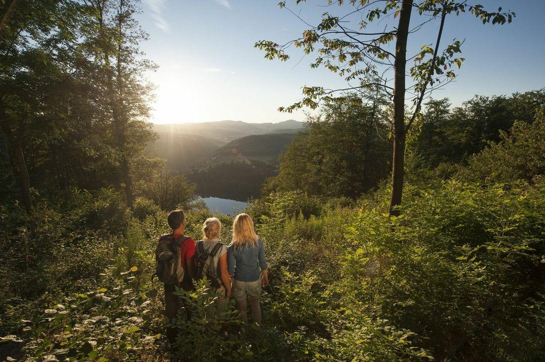 Die Maare entdecken können die Teilnehmer der Naturerlebnisführungen noch bis zum 25. Oktober. Foto: Natur- und Geopark Vulkaneifel