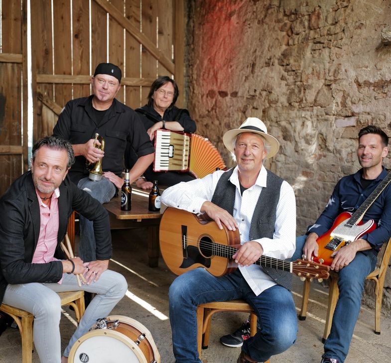 Wibbelstetz spielt bei einem kleinen Konzert auf dem Rathausplatz auf. Foto: Barbara Hochgürtel