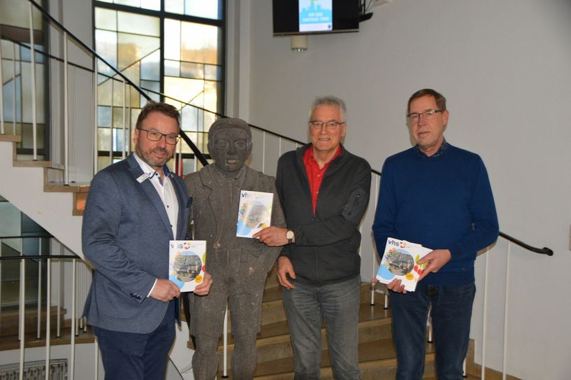 Von links: Oberbürgermeister Wolfgang Treis freute sich das frisch gedruckte Semesterheft vom pädagogischen Leiter der VHS, Josef Brodam, sowie vom für die VHS zuständigen Bereichsleiter, Heiner Thelen, entgegen zu nehmen.