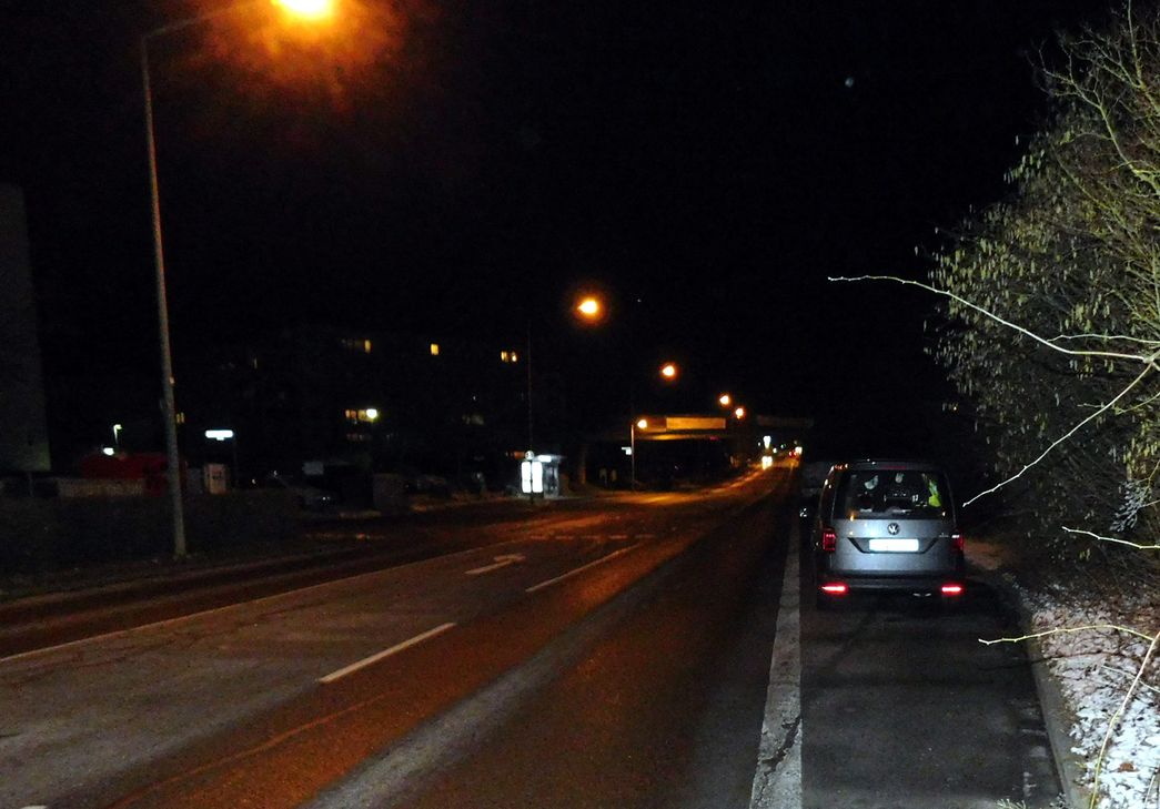 Datum: Montag, 18. Januar, Uhrzeit: ca. 21.30 Uhr, Temperatur: -6 Grad Celsius. Zwei Mitarbeiter der Verkehrsüberwachung kontrollieren mit ihrem Radargerät die "Gefahrenstelle" auf der Kohlenstraße Richtung Tarforst. Sinnvolle Maßnahme oder Abzocke? Foto: Finkenberg