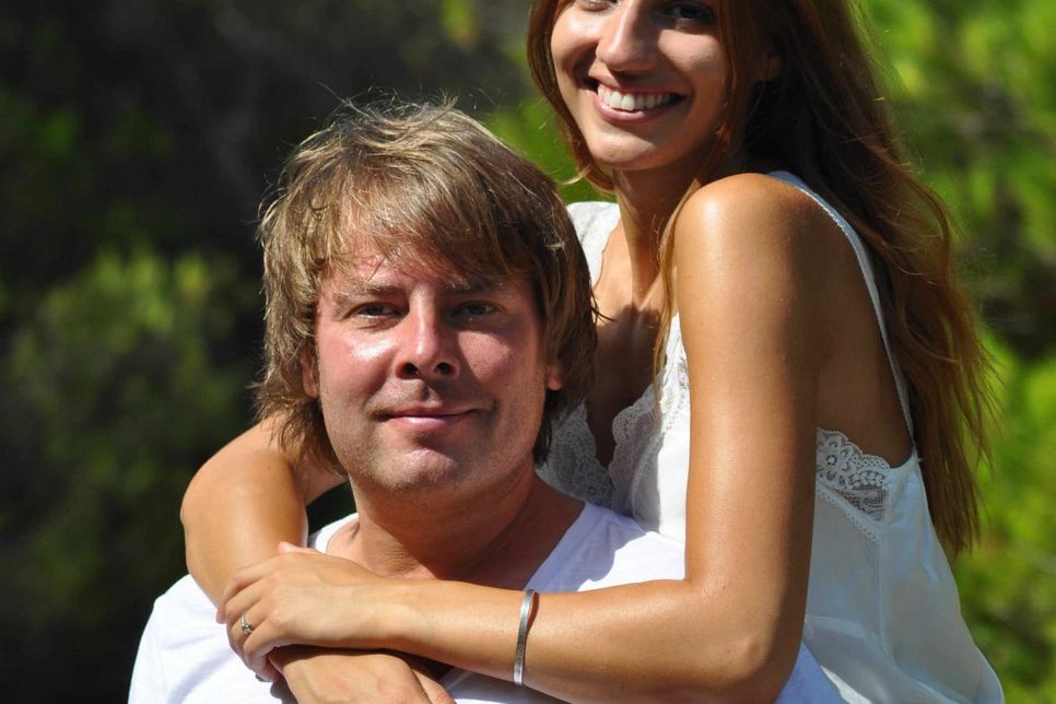 Aaron Müller mit Freundin Alina, auf dem anderen Foto mit Sängerin Krümel (Krümels Stadl).