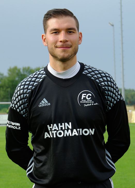 Torwart Florian Bauer konnte sich im Testspiel gegen die Sportfreunde Siegen mehrfach mit guten Paraden auszeichnen und so den 1:0-Sieg sichern. Foto: Arno Boes