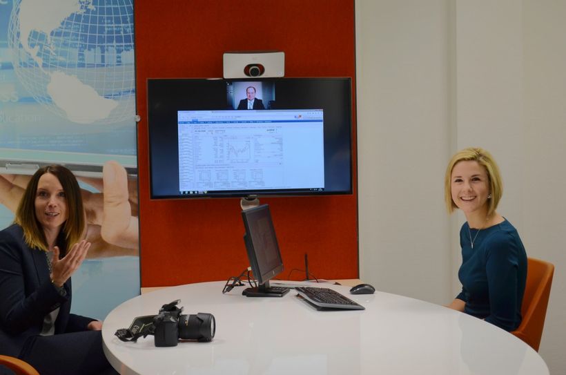 Elektronisch vernetzt: VR1-Kundenberaterinnen Sabine Lamberty und Daniela Elsen (v.l.) können während eines Kundengesprächs Liveschaltungen zu Spezialisten wie hier zu einem Wertpapierexperten in anderen Geschäftsstellen anbieten.  Foto: S. Schönhofen