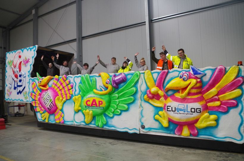 Die Logos verschiedener NEW-Abteilungen zieren die Bäuche der knatschverdötschten Karnevalsvögel.