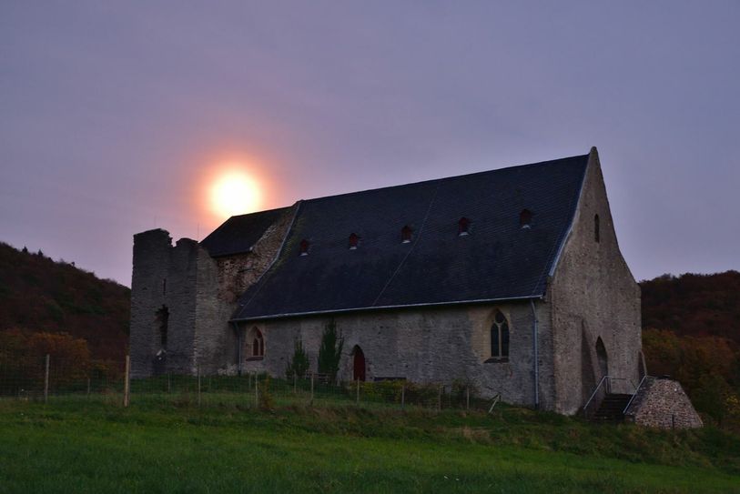 Die Wallfahrtskirche Bleidenberg liegt oberhalb der Moselorte Oberfell und Alken.