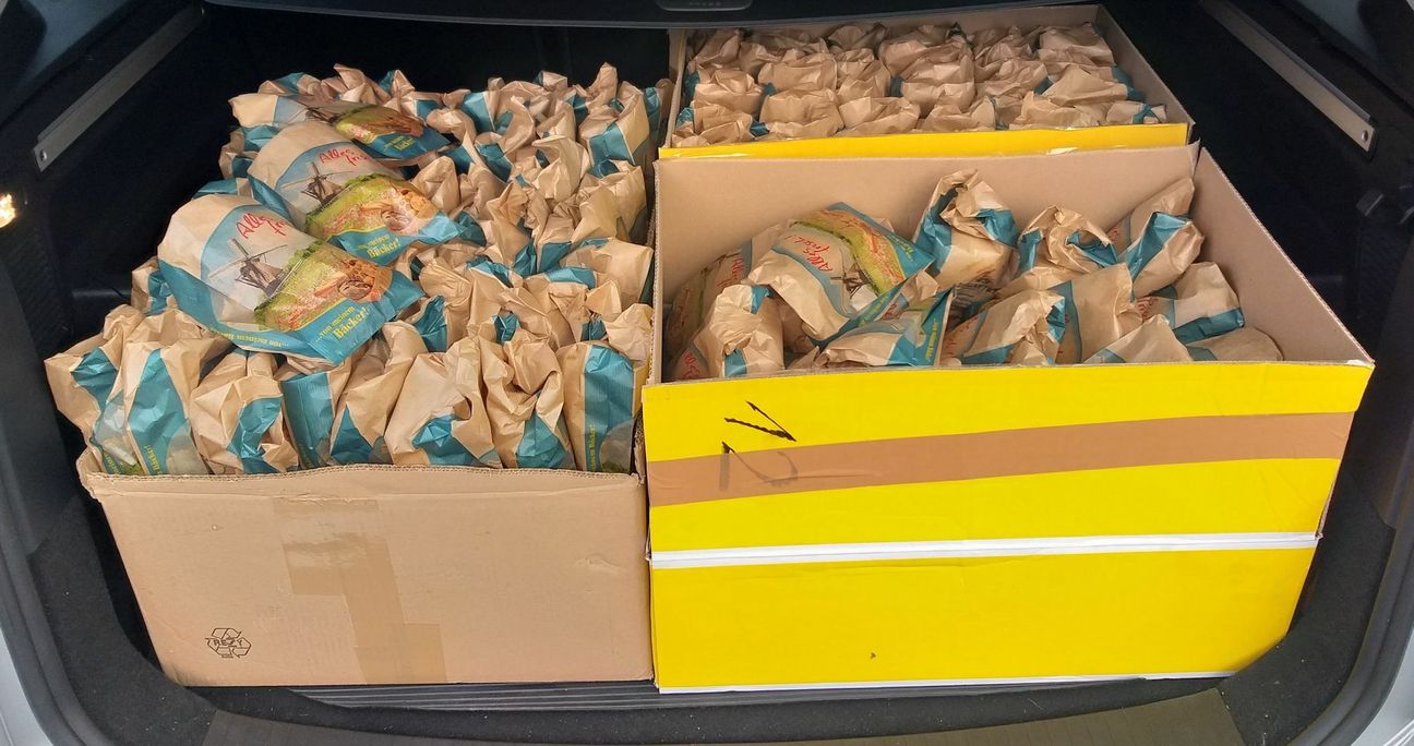 Kiste mit den einzeln verpackten Martinswecken. Foto: Stadtverwaltung