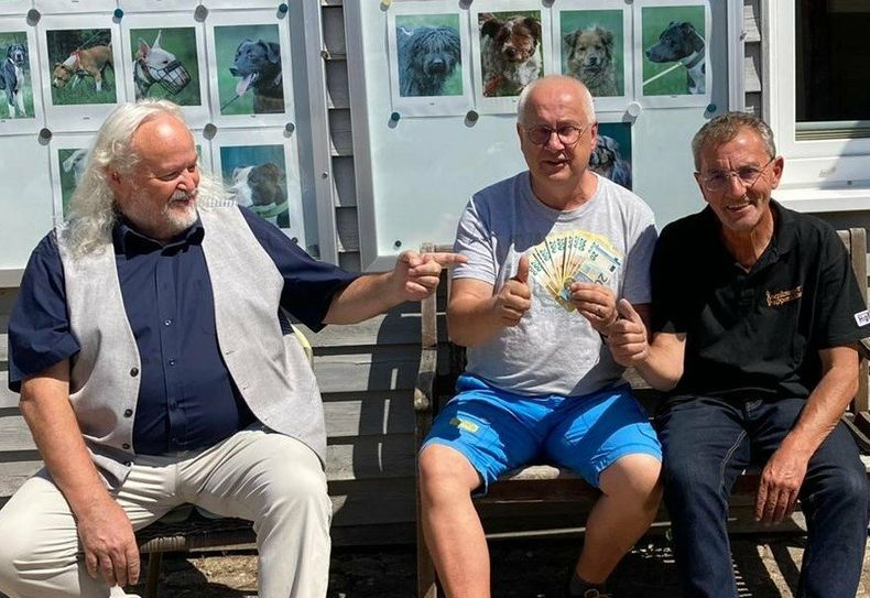 Helmut Leiendecker (l.) sorgte mit seiner »Bloas« für prächtige Stimmung beim Eröffnungsabend im Wirtshaus am Wolfsberg.  So konnte Reiner Wagner (r.) jetzt 2022 Euro an Ulrich Antz (Mitte), Leiter des Trierer Tierheims, als Spende übergeben.