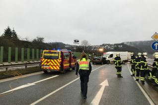 Zwei Schwerverletzte forderte dieser Horror-Crash am Morgen bei Enzweiler. Foto/Video: Klaus Desinger