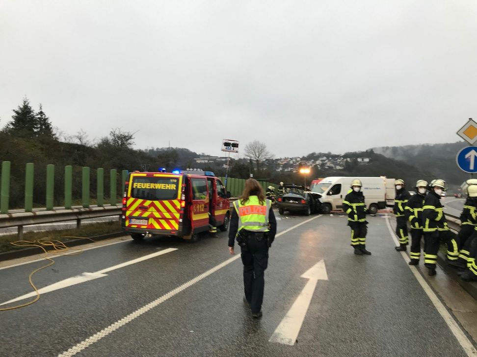 Zwei Schwerverletzte forderte dieser Horror-Crash am Morgen bei Enzweiler. Foto/Video: Klaus Desinger