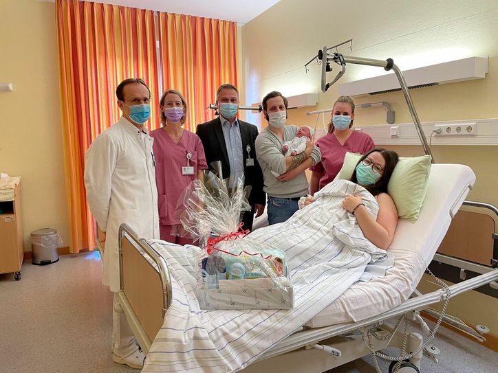 Dem kleinen Leon und seinen Eltern Lisa Katharina Stern und Martin Steffens gratulierten zur 800. Geburt in Mayen, von links: Chefarzt Dr. Senad Habibovic, Hebamme Elvira Hoffmanns, der Kaufmännische Direktor Georg Kohl und die Hebammenschülerin Anna Baumeister. Foto: GKM