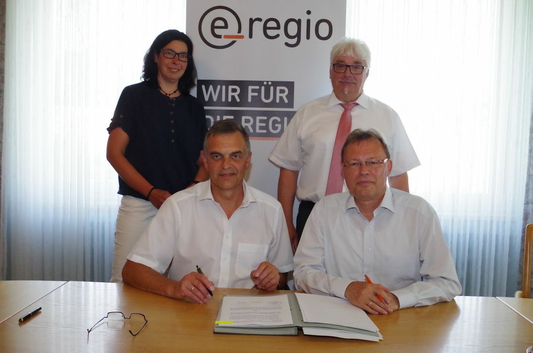 Ramona Hörnchen (v.l.), Rudolf Westerburg, Egon Pützer und Christian Metze bei der Vertragsunterzeichnung. Foto: Mager
