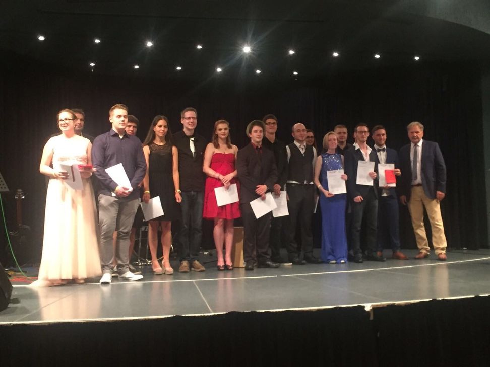 von r. nach l.: Dr. Willi Günther, Tim Schabbach, Michael Kreuter, Kevin Mayer, Andrej Koval, Joy Winter, Lisa Bechtel, Tobias Pohlen, Florian Allmacher, Patrick Börsch, Marie-Christin Büttner, Martin Meuser, Vera Gillen, Damian Goeden, Henning Leners, Studiendirektor Manfred Wagner und Schülersprecherin Michèle Mettler