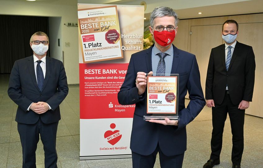 V. l.: Dr. Alexander Saftig, Karl-Josef Esch und Christoph Weitzel freuen sich über die guten Ergebnisse für 2020, die sich in der Bilanz zeigen und auch in der Auszeichnung als „Beste Bank“. Foto KSK Mayen – Ralph Künzel