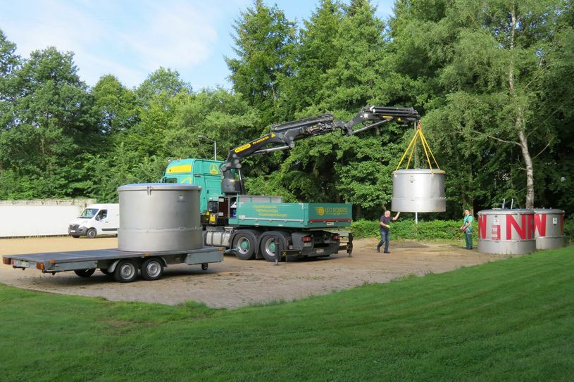 Jetzt sind die vier großen Löschwasserbehälter, die unter anderem beim Waldbränden am Hubschrauber hängend zum Einsatz kommen können, verladen und aus Simmerath zum Köln-Bonner Flughafen verlegt worden. Foto: Ralf Herrmann/StädteRegionAachen