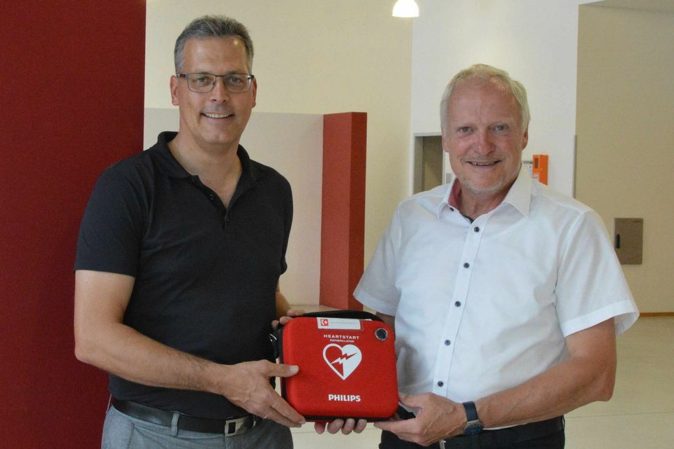 Im Forum Zülpich sorgt ab sofort der von innogy SE gespendete Defibrillator für Sicherheit.  Innogy-Kommunalbetreuer Walfried Heinen übergab den Lebensretter an Bürgermeister Ulf Hürtgen.
